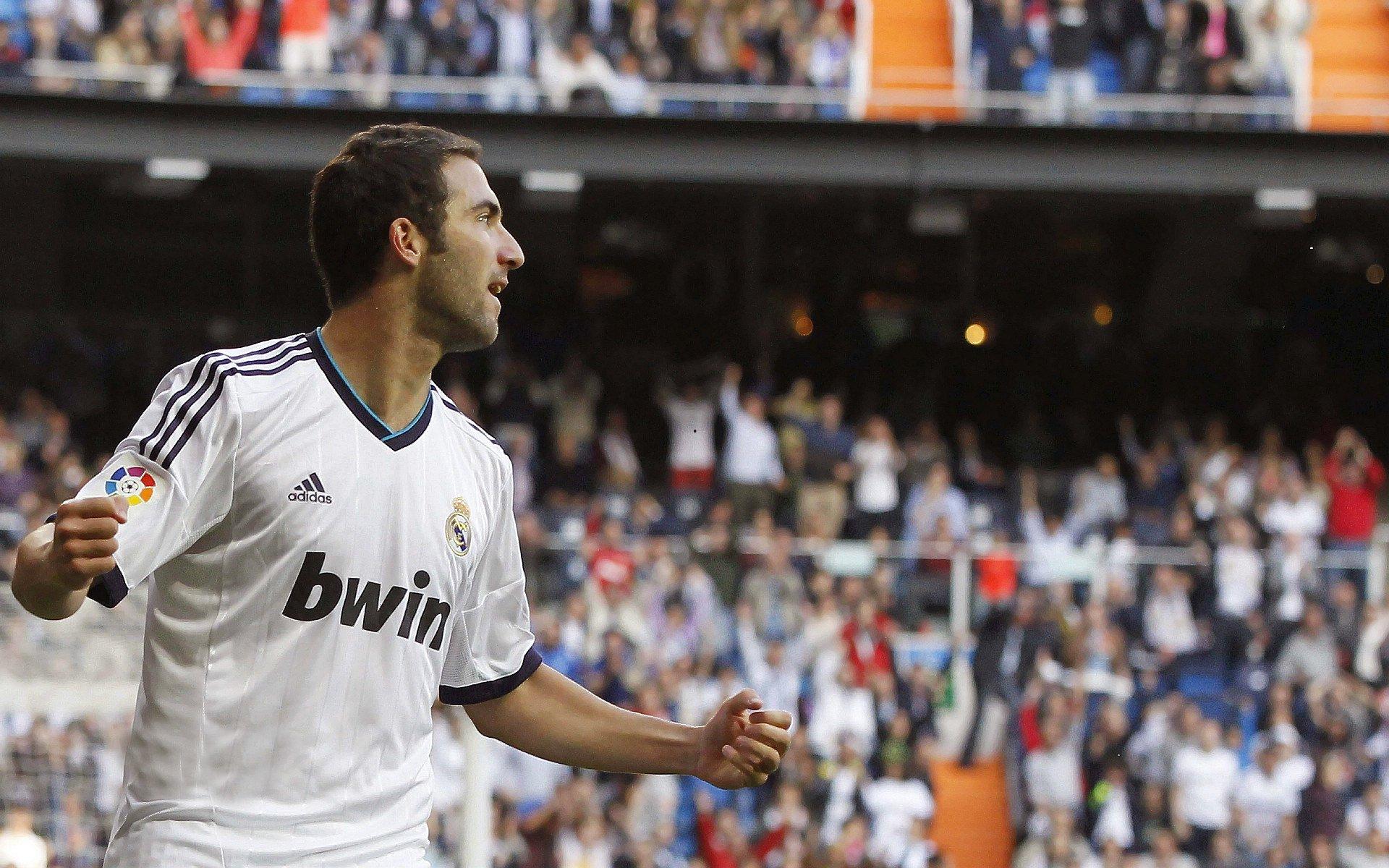 篮球明星阿隆·戈登与说唱女歌手VaVa酒吧同框,音乐与体育的跨界共鸣再升温